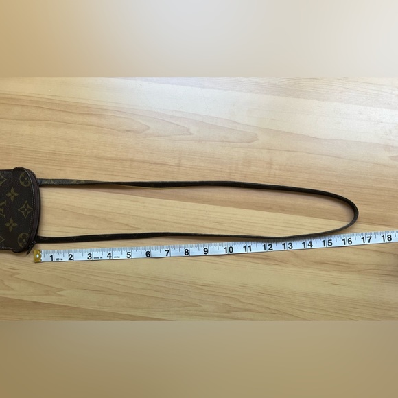 Vintage Louis Vuitton- 1986 LV Pochette
Secret / Rare Shoulder Bag - Picture 13 of 17